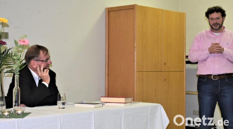 Abschließend bedankte sich der evangelische Pfarrer Dr. André Fischer (rechts) beim Referenten. Bild: rgr