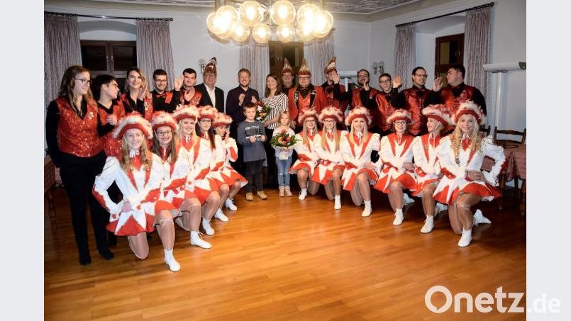 In Schmidmühlen kann der Fasching kommen. DasFaschingskomittee, die Prinzenpaare, Hofstaat, Garde und Elferrat stehen in den Startlöchern. Bild: bö