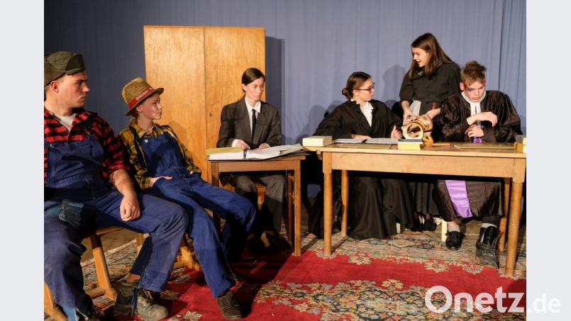 Mit dem Lustspiel „Der zerbrochene Krug“ gelingt dem „Projekt-Seminar Theater“ am Gymnasium Eschenbach ein Glanzstück jugendlicher Schauspielkunst. Ein gelungenes Beispiel, wie man einem Klassiker einfallsreich zu Leibe rückt. Bild: do