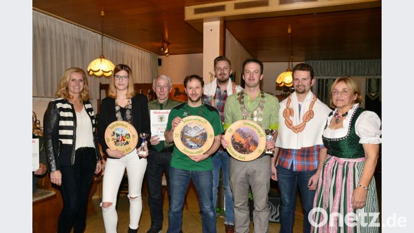 Zweite Bürgermeisterin Andrea Lang (links) und 1. Schützenmeisterin Annelie Stahl (rechts) überreichen die Königswürden und ehrten die Stadtmeister. Jugendkönigin Luftgewehr, zugleich Stadtmeisterin Schüler ist Theresa Stahl. Stadtmeister Senioren aufgelegt wurde Helmut Fraunhofer. Thomas Enslein ist neuer Schützenkönig Luftpistole, Michael Stahl wurde bei diesem Wettbewerb Vizekönig. Schützenkönig Luftgwehr ist Christian Stahl, zugleich auch Stadtmeister Schützen Luftgewehr, Vizekönig mit der Wurstkette wurde Johannes Baier (von links) Bild: bey