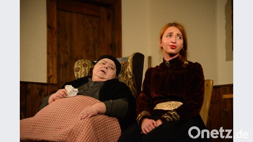 Mutter Mariann (Elfriede Mehrländer) blickt aufgrund ihrer Krankheit dem Tod in die Augen. Tochter Magdalena (Bianca Glaubitz) will das zu diesem Moment noch nicht ganz wahrhaben. Bild: bey
