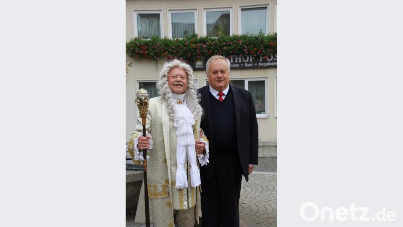 Auch mit "Doktor Eisenbarth" (Klaus Habl) stellte sich der Oberbürgermeister von Rivne zum Erinnerungsfoto. Bild: frd