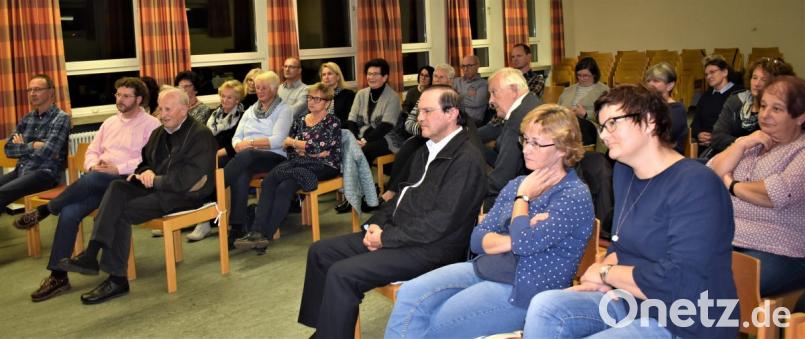 Viele interessierte Gläubige kamen zum Vortrag über Papst Franziskus, den der Arbeitskreis "Ökumene" organisierte. Unter anderen waren der evangelische Pfarrer Dr. André Fischer (Zweiter von links, daneben Pfarrer Hans Bayer, Pfarrer Bernhard Müller (Dritter von rechts) und dahinter Monsignore Karl Wohlgut dabei. Bild: rgr