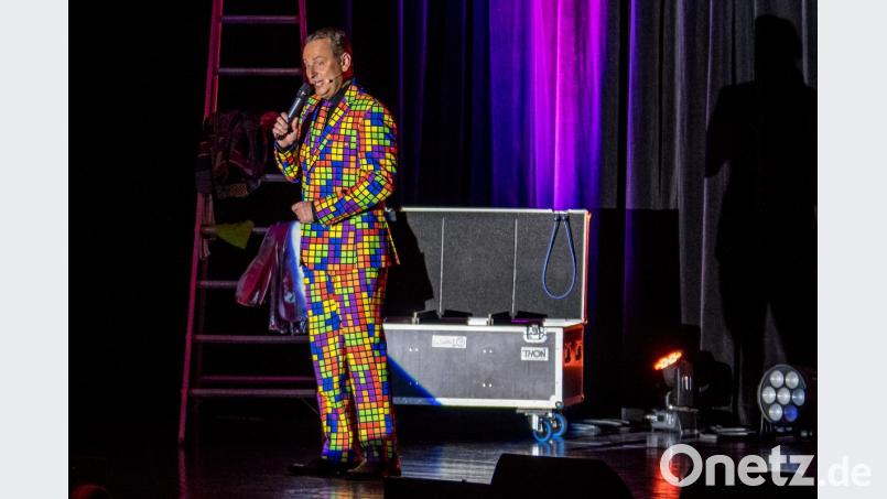 Volker Heissmann beweist mit seinen Gesangseinlagen im Stile eines Peter Alexander, dass er nicht nur komisch kann. Bild: chl