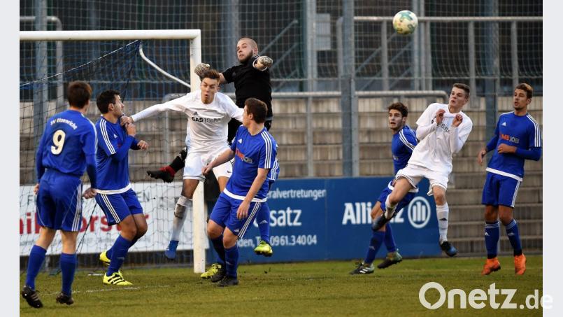 Der Etzenrichter Torwart Michael Heisig klärt in dieser Szene vor dem Weidener Fabian Helleder (Mitte/weißes Trikot). Die SpVgg SV gewann das Nordoberpfalzderby mit 2:0. Bild: Büttner, Gerhard