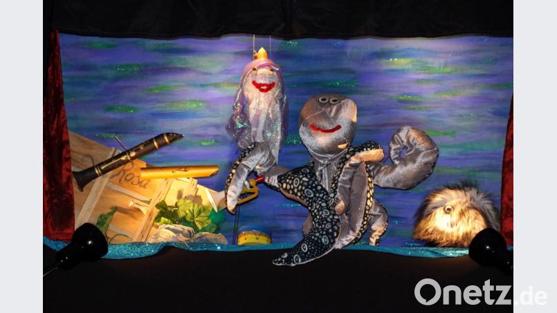 Die Qualle, der Oktopus und das Meerschweinchen beim untergegangenen Schiff, das viele Instrumente für das gemeinsame Spielen und ein Buch veriargt, in dem steht, warum Meerschweinchen so heißen. Bild: bkr