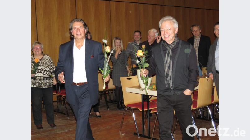 MTT-Vorsitzender Florian Winklmüller und Regisseur Manfred Grüssner (von links) schenkten jedem Mitglied der Truppe, ob vor oder hinter den Kulissen, als Dankeschön eine Rose. Bild: ubb