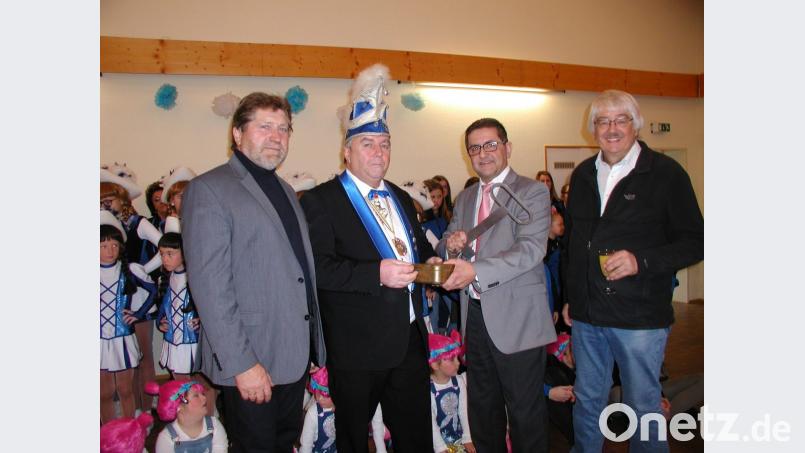 Bei der Schlüsselübergabe (von links): dritter Bürgermeister Heribert Lehnert, Helenesia-Vize Horst Prokisch, Bürgermeister Franz Tauber und zweiter Bürgermeister Franz Scharl. Bild: gis