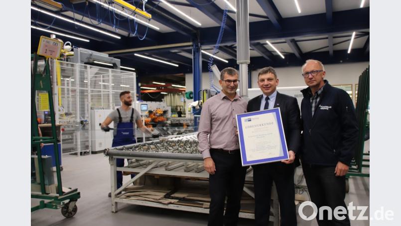 IHK-Geschäftsführer Manuel Lischka (Mitte) gratulierte der Firma Flachglas zum 80-jährigen Bestehen und überreichte an den Geschäftsführer der Flachglas-Gruppe Robert Meier (links) und an Marketing-Leiter Walter Schöpf (rechts) eine Ehrenurkunde der IHK. Bild: Thomas Dobler