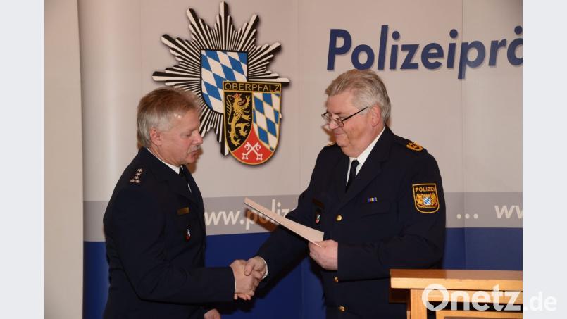 Polizeipräsident Gerold Mahlmeister (rechts) überreicht Ersten Polizeihauptkommissar Siegfried Meckl die Urkunde über die Versetzung in den Ruhestand. Bild: bey