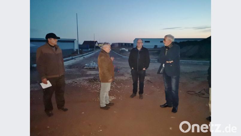 Besprechung vor Ort in der einbrechenden Dämmerung: Bauleiter Helmut Schatz vom Ingenieurbüro Seuß Ingenieure GmbH aus Amberg sowie sein Kollege Ferdinand Leitner, Bauamtschef Gerhard Brunner und Bürgermeister Manfred Rodde (von links). Bild: Thomas Dobler