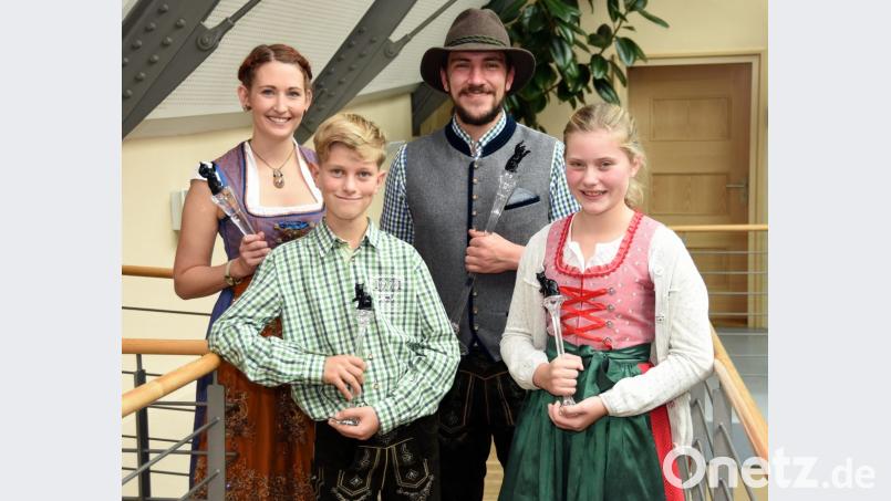 Prinzessin Andrea I. vom Bildungswerk und Prinz Maximilian I. von der Technikschmiede (hinten) sowie das Kinderprinzenpaar mit David I. und Lena II. werden den Verein Neustädter Faschingszug durch eine acht Wochen währende Faschingssaison führen. Bild: bgm