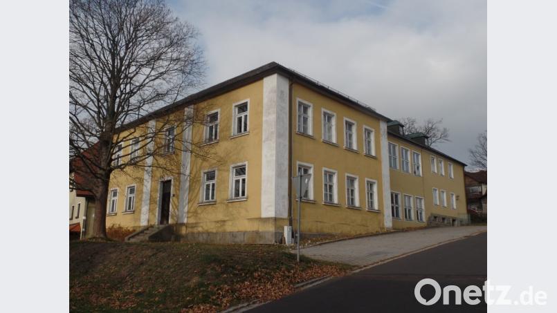 Dieses Bild könnte schon bald der Vergangenheit angehören. Die "Alte Schule" wird aller Voraussicht nach im Sommer abgerissen. Bild: Brendel, Hubert (BR)