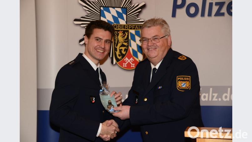 Polizeipräsident Gerold Mahlmeister (rechts) überreicht Polizeihauptkommissar Gerhard Lutzenberger das Abzeichen der Polizei Oberpfalz. Bild: bey