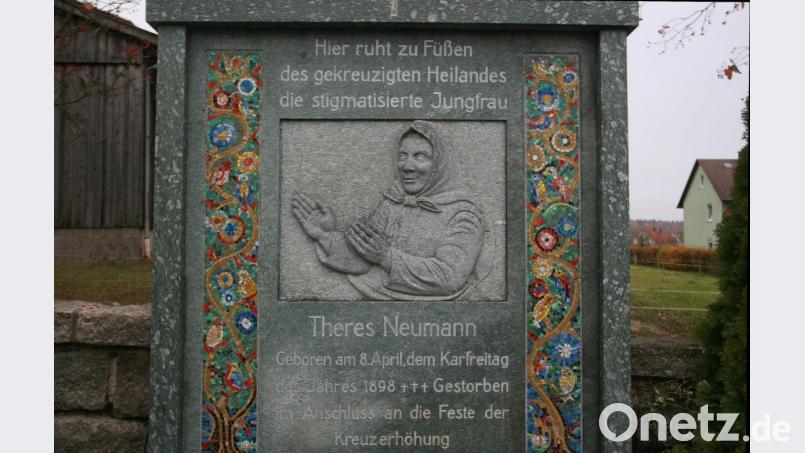 „Theres“ wird auch auf dem Grabstein am Konnersreuther Friedhof verwendet. Bild: wro