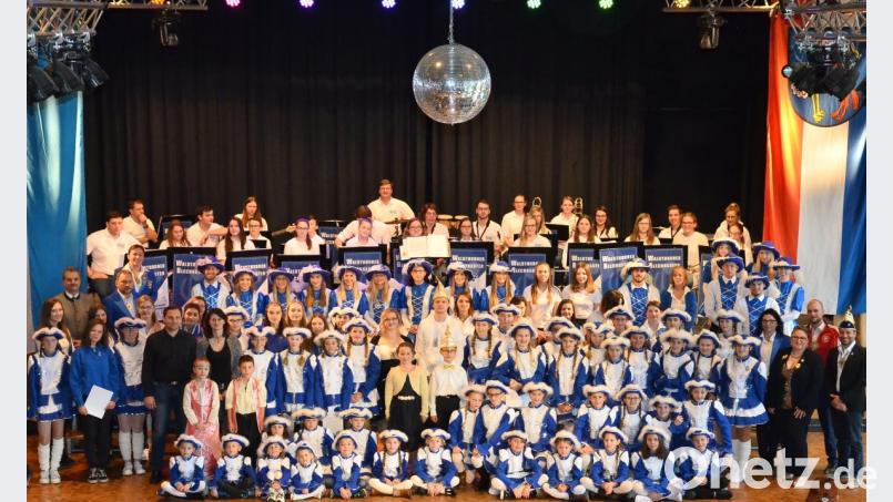 Eine riesige Schar aus Aktiven freut sich auf den langen Fasching 2018/2019 mit Präsident Tobias Plödt (links), der durch die Eröffnungsgala am Sonntagmittag in der Stadthalle führt. Bild: fjo