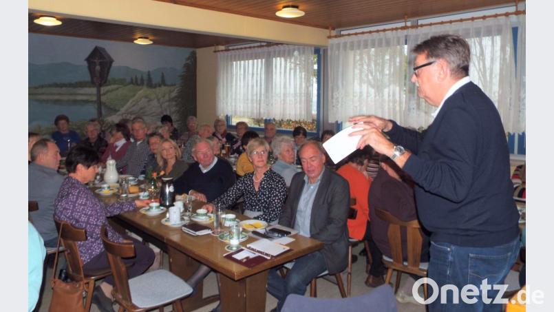 Manfred Sulima (rechts) gehörte zu den Referenten im Seniorenforum. Bürgermeister Roland Strehl (links daneben sitzend) und Barbara Hernes (Dritte von rechts) berichteten ebenfalls Neues. Bild: e