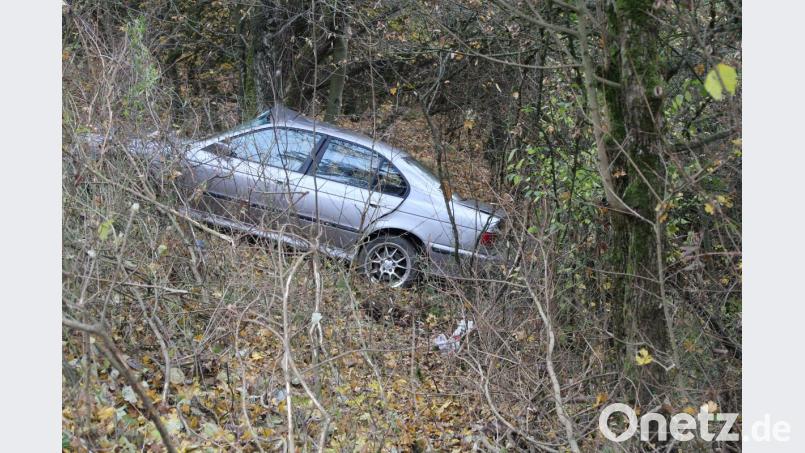 Bei einem Unfall auf der B22 kurz vor Schönreuth prallt ein Auto gegen einen Baum. Bild: jma