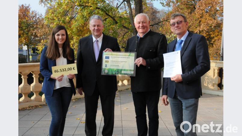 LAG-Managerin Katharina Schenk, der Vorsitzende der LAG Regionalentwicklung Amberg-Sulzbach, Landrat Richard Reisinger, der Vorsitzende des Festspielvereins Hirschau, Hans Drexler sowie Leader-Koordinator Hans-Michael Pilz (von links) freuen sich über den Förderbescheid von 46 532 Euro für den Festspielverein Hirschau. Bild: Christine Hollederer