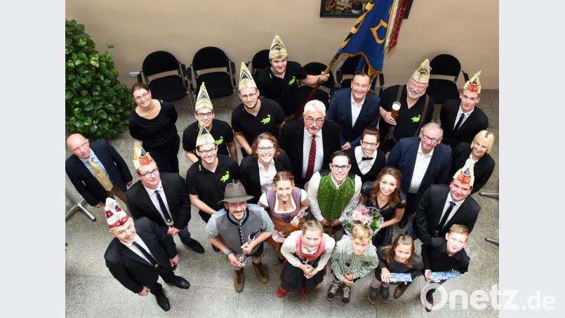 Im Rathausfoyer stellte der Neustädter Faschingsverein vor der lokalen Politprominenz die neuen Herrscherpaare vor, während die scheidenden „Pripas“ auf einmalige Erlebnisse zurückblickten. Bild: bgm
