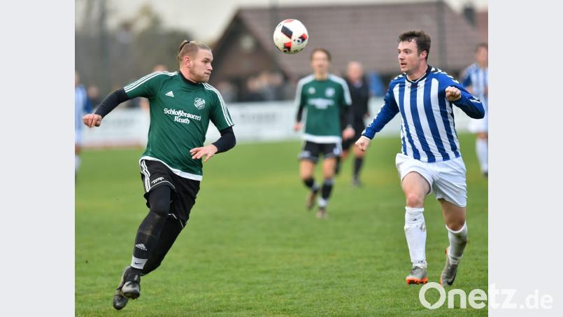 Hendrik Vietze (links) vom TSV Reuth versucht, den Ball am Ebnather Andreas Daubner vorbeizuspielen. Die beiden Kellerkinder der Kreisliga Nord trennten sich mit 2:2. Bild: A. Schwarzmeier