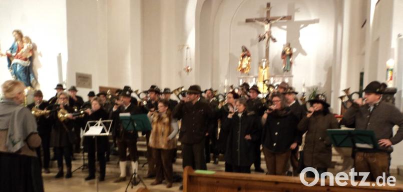 Ein unvergessliches Klangerlebnis bereiten die Jagdhornbläser den Besuchern der Hubertusmesse in der Pfarrkirche Mariä Himmelfahrt. Bild: ksi