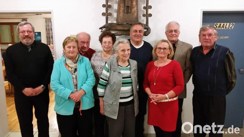Sie sorgen dafür, dass bei der KAB alles rund läuft: Im Bild von links Vorsitzender und Präses Pfarrer Markus Ertl,
Beisitzerin Barbara Kriechleder, Beisitzer Herbert Stuiber, Protokollantin Hermine Kohmann,
Ehrenvorsitzende Elfriede Zenger, Kassier Bernhard Ponnath, Diözesansekretärin Christa Mösbauer,
Ehrenmitglied Franz Spichtinger und stellvertretender Vorsitzende Johann Farchmin. Bild: exb