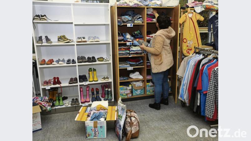 Zum letzten Mal suchten sich die verbliebenen Flüchtlingsfamilien Kleidung aus dem Fundus: Jetzt hat die Kammer geschlossen. Bild: ge