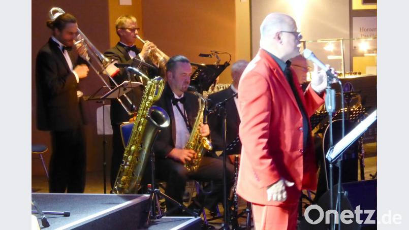 Peter Wittmann, Sänger, Moderator und ein exzellenter Unterhalter, singt sich in die Herzen der Galagäste. Bild: fsb