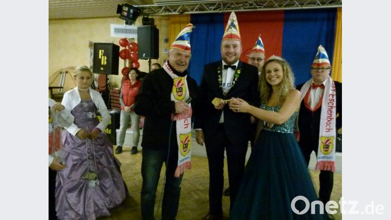 Den Schlüssel der Stadt und eine Spende für den "Jahrmarkt des Lebens" übergibt Bürgermeister Peter Lehr an Sebastian I. und Lisa I. Bild: rn