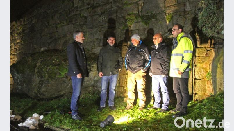 Vor einem Jahr gab es bereits einmal eine Probebeleuchtung bei der Granitmauer am Ortsplatz. Die Lichtstimmung machte Eindruck. Jetzt kommt es zu einer dauerhaften Lösung. Bild: nm