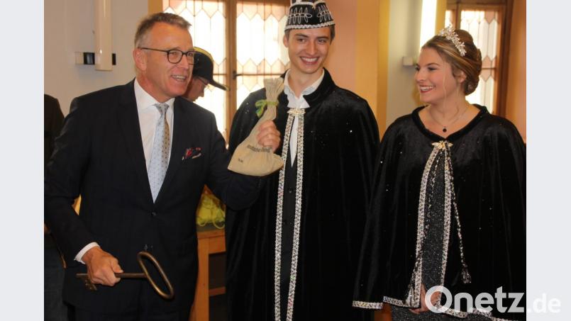 Bürgermeister Franz Stahl überreicht den Stadtschlüssel und den Stadtsäckel an das neue Prinzenpaar. Bild: kro