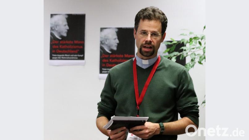 Der aus Wackersdorf stammende Jesuitenpater Stefan Hofmann entwickelte bei der Buchvorstellung seine Gedanken zum Thema ziviler Ungehorsam. Bild: Thomas Dobler