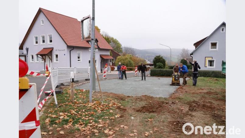 Es ging alles viel schneller als gedacht: Innerhalb von vier Tagen schafft die Wehr einen befestigten Parkplatz mit Rasengittersteinen gegenüber dem Feuerwehrgerätehaus, dessen Putz an der Wetterseite saniert werden muss. Bild: bkr