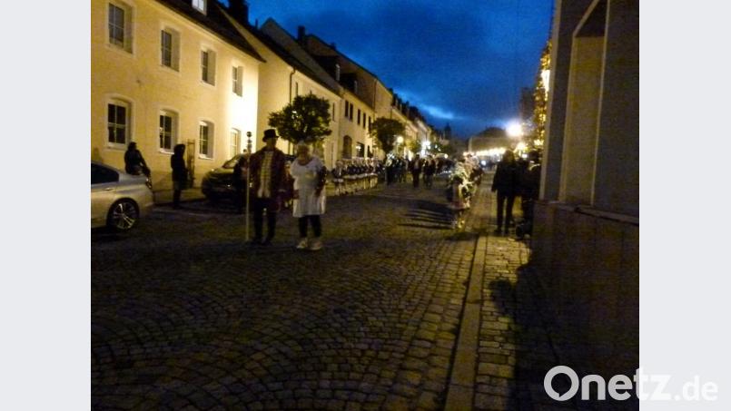 Der Abend bricht herein und die EFG zum Sturm auf das Rathaus auf. Bild: rn