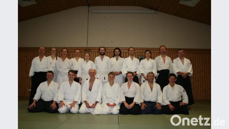 Zahlreich Aikidoka aus verschiedenen Stiftland-Aikido Dojos unterstützen die Meistergrad-Prüflinge vom Bodensee. Bild: exb