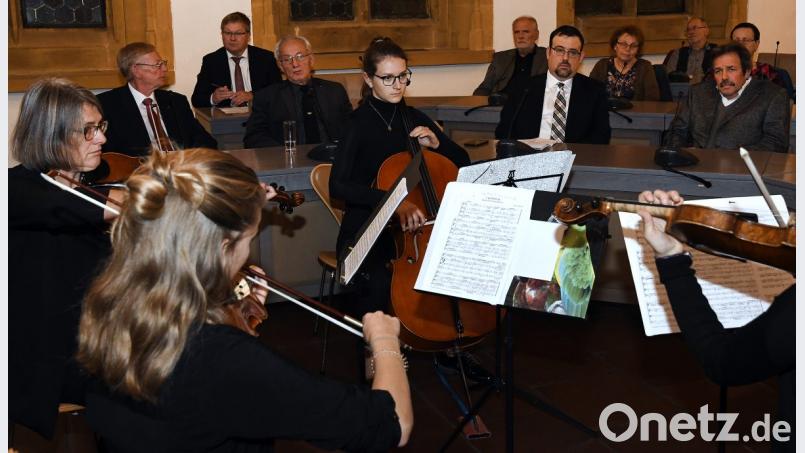 Ein Streichquartett setzt musikalische Akzente des Gedenkabends: (im Hintergrund von links) Stadtarchiv-Leiter Dr. Johannes Laschinger, Oberbürgermeister Michael Cerny und Kreisheimatpfleger Dieter Dörner, (sitzend von rechts) der Vorsitzende der israelitischen Kultusgemeinde Ignatz Berger und der Amberger Rabbiner Elias Dray. Bild:  Hartl