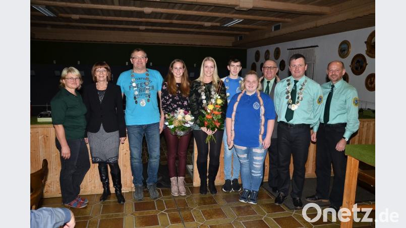 Schützenmeisterin Hildegard Werner und Bürgermeisterin Margit Kirzinger gratulieren den neuen Marktkönigen Josef Wittmann, Luisa Zeug, Monika Greß, Niklas Bauer, Corinna Mathy, Stefan Mathy und Helmut Bauer mit drittem Bürgermeister Johannes Zeug (von links). Bild: fjo