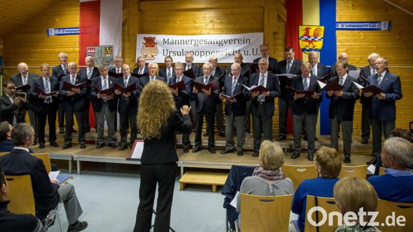 Die Nachbarvereine gratulieren den Ursulapoppenrichtern mit Ständchen. Hier der MGV Hahnbach unter der Leitung von Jana Müller. Bild: chl