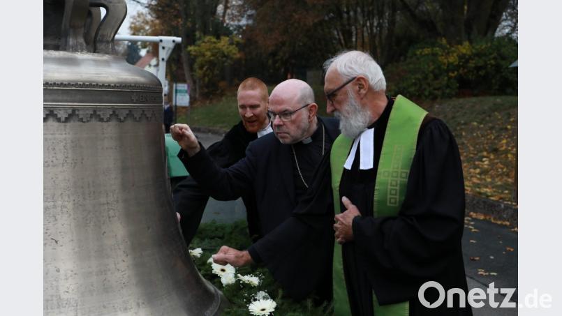 Gelungene Glocken. (von links) Pfarrer Christoph Zeh, Regionalbischof Dr. Hans-Martin Weiss und der "Glockenkünstler" Ruhestandspfarrer Günther Niekel nehmen die einzelnen Glocken in Augenschein. Bild: njn