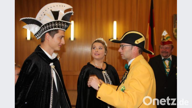 Das neue Prinzenpaar Michaela II. und Michaal I. wird vom Hofmarschall inthronisiert. Bild: kro