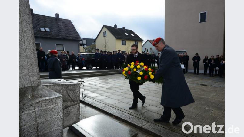 Zum Volkstrauertag gedenken die Vereine mit Bürgermeister Ernst Lenk und einem Vertreter der Bundeswehr den Toten der Kriege. Bild: bey