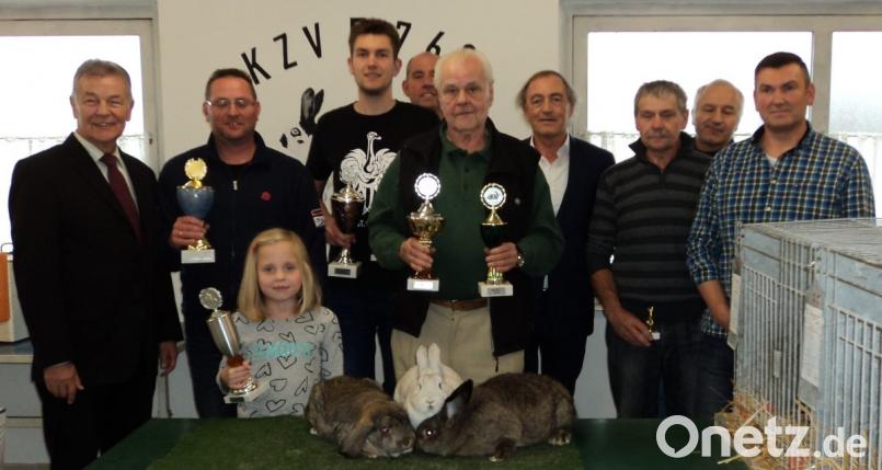 Stellvertretender Landrat Joachim Hanisch (links), Schirmherr Franz Schindler (rechts) und Vorsitzender Gerald Birzer (Dritter von links) ehrten langjährige Mitglieder. Bild: ksi