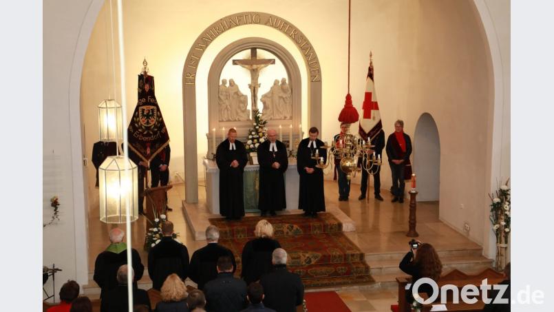 Gottesdienst in der Martin-Luther-Kirche mit (am Altar von links) Pfarrer Christoph Zeh, Regionalbischof Dr. Hans-Martin Weiss und Dekan Dr. Wenrich Slenczka. Bild: njn