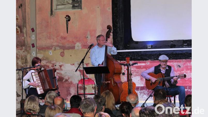 Das Trio Hullerngroove aus Franken klagen, dass sie ihn ertragen, den Oberpfälzer, für ganz, ganz wenig Geld. Bild: Dagmar Williamson
