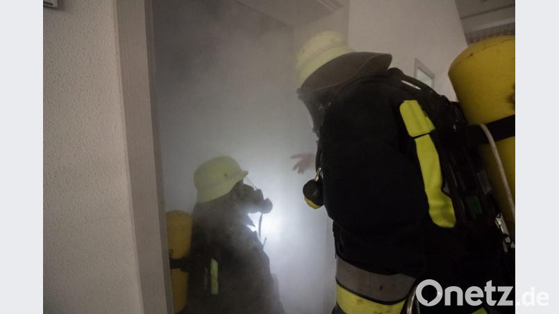 Mit schwerem Atemschutz rückten die Feuerwehren in das Gebäude vor. Bild: dtr