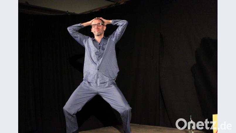 Mit dem Österreicher Severin Groebner erklärte ein Großer seiner Zunft im eleganten Pyjama höchst amüsant und einer großen Portion Schmäh den bevorstehenden Weltuntergang. Bild: prh