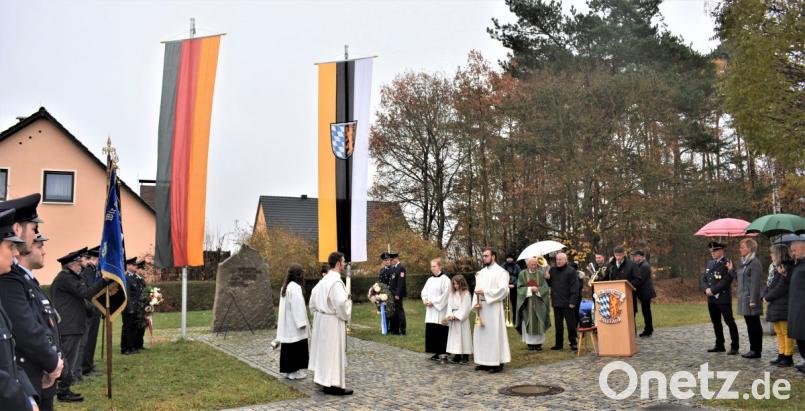 Die Stadt Grafenwöhr und die Feuerwehr Gmünd gedachten der Opfer von Krieg und Gewalt beim Volkstrauertag in Gmünd. Bild: rgr