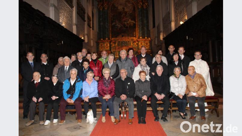 Die Jubelpaare aus der Pfarrei St. Georg erneuern ihr Eheversprechen. Auf dem Bild sind die Frauen und Männer zu sehen, deren Hochzeit bereits mindestens fünf Jahrzehnte zurückliegt. Dekan Markus Brunner (rechts) spendet den kirchlichen Segen. Bild: ads