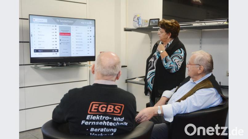 Die Umstellung des analogen Fernsehempfangs per Kabel auf digitale Technik beschäftigt derzeit nicht nur Servicemitarbeiter, sondern auch die Experten in den Geschäften für Unterhaltungselektronik. So erklärt Jürgen Gebhard dem Ehepaar Johann und Marga Witt den Sendersuchlauf. Bild: Gabi Schönberger